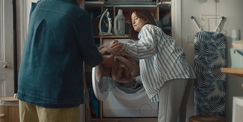 Immagine di una badante che si occupa delle faccende domestiche Immagine di una badante che si occupa delle faccende domestiche